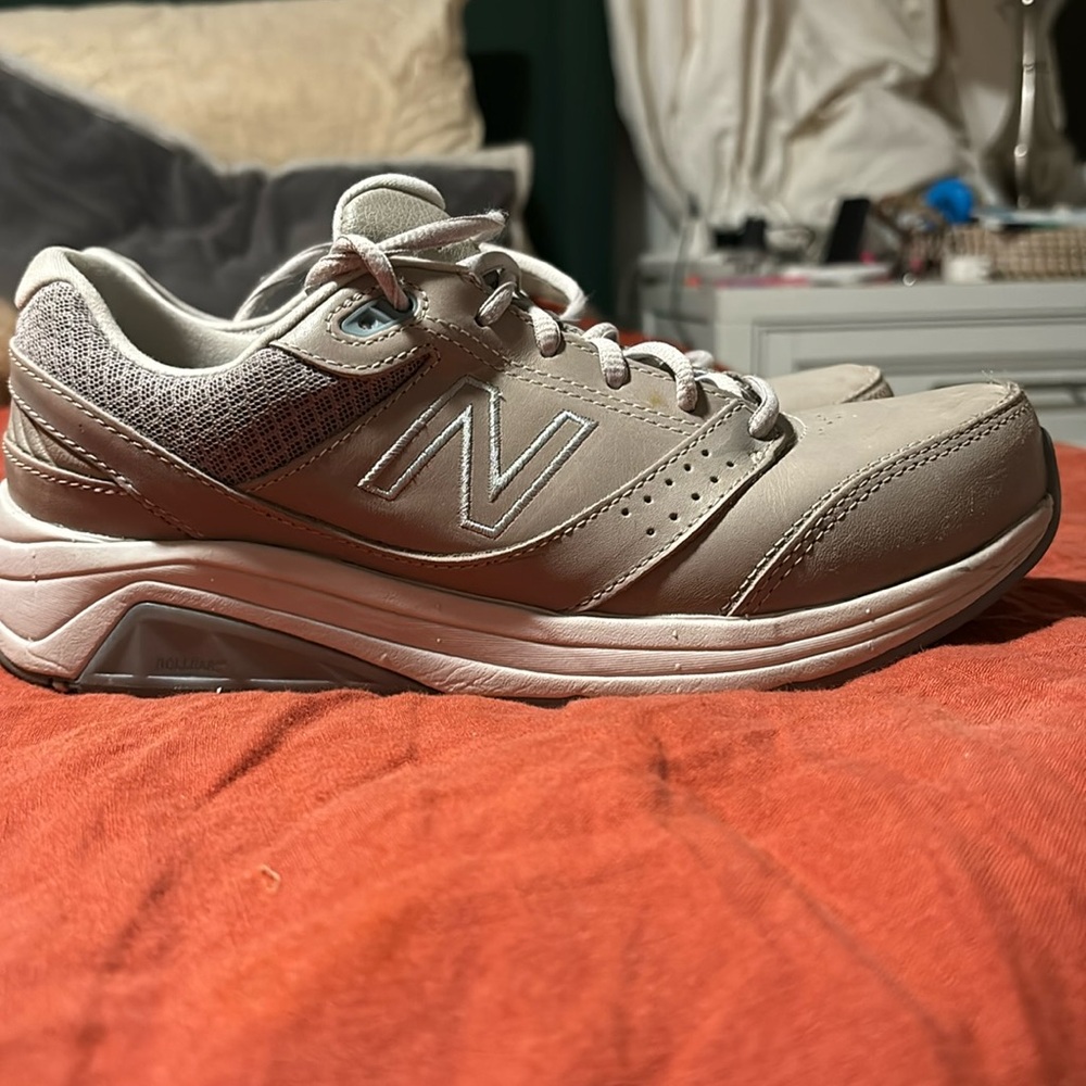 New Balance 928v3 Leather Walking Shoe pre-owned in great condition!